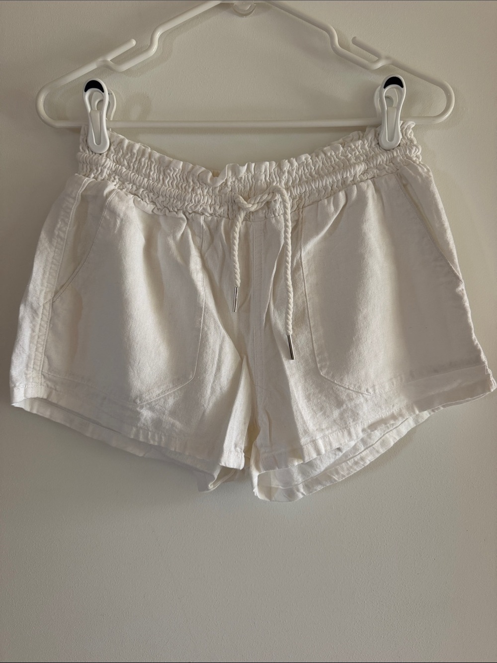 Women’s White Drawstring Linen-Blend Shorts